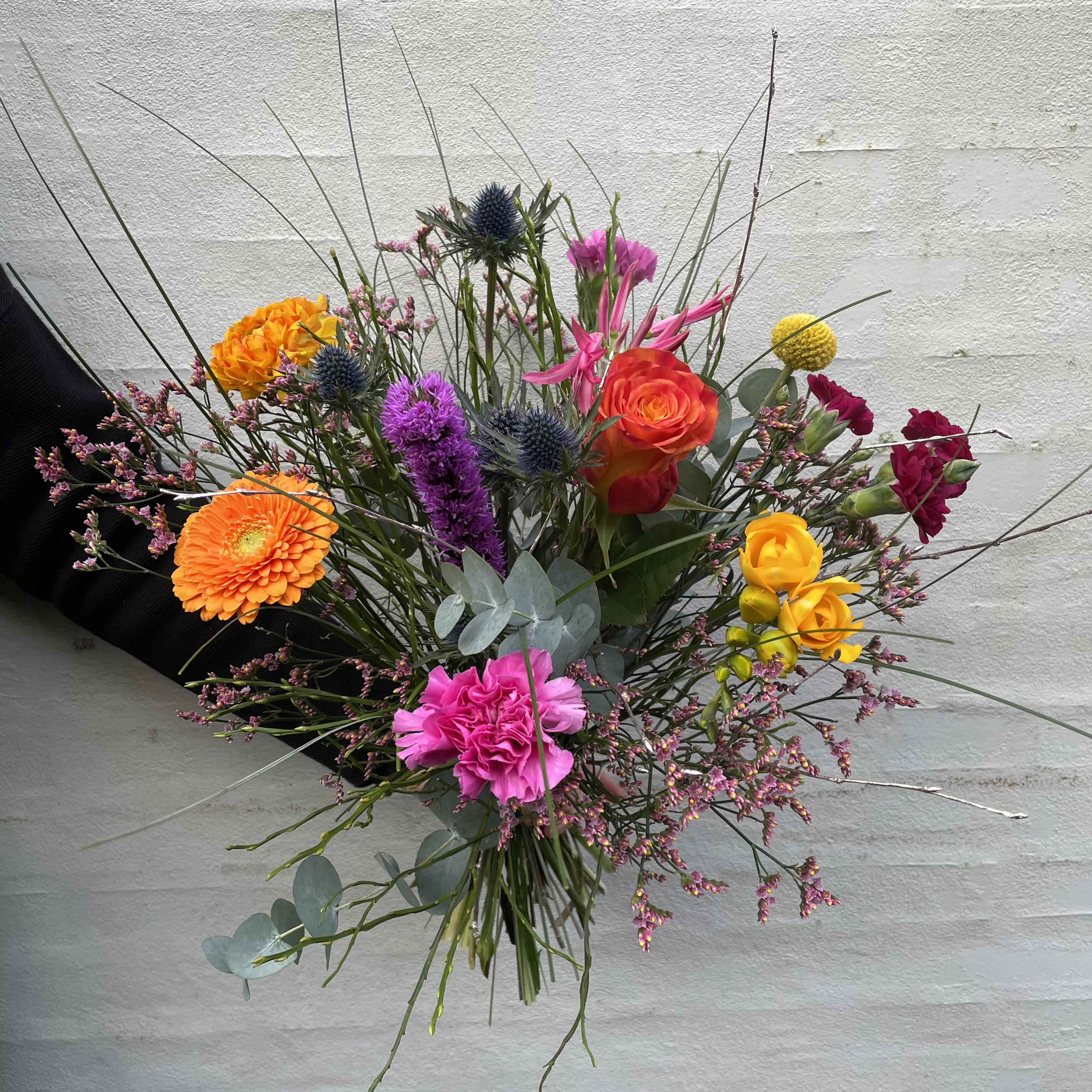 Billede af blomsterbuketter i forskellige størrelser. 