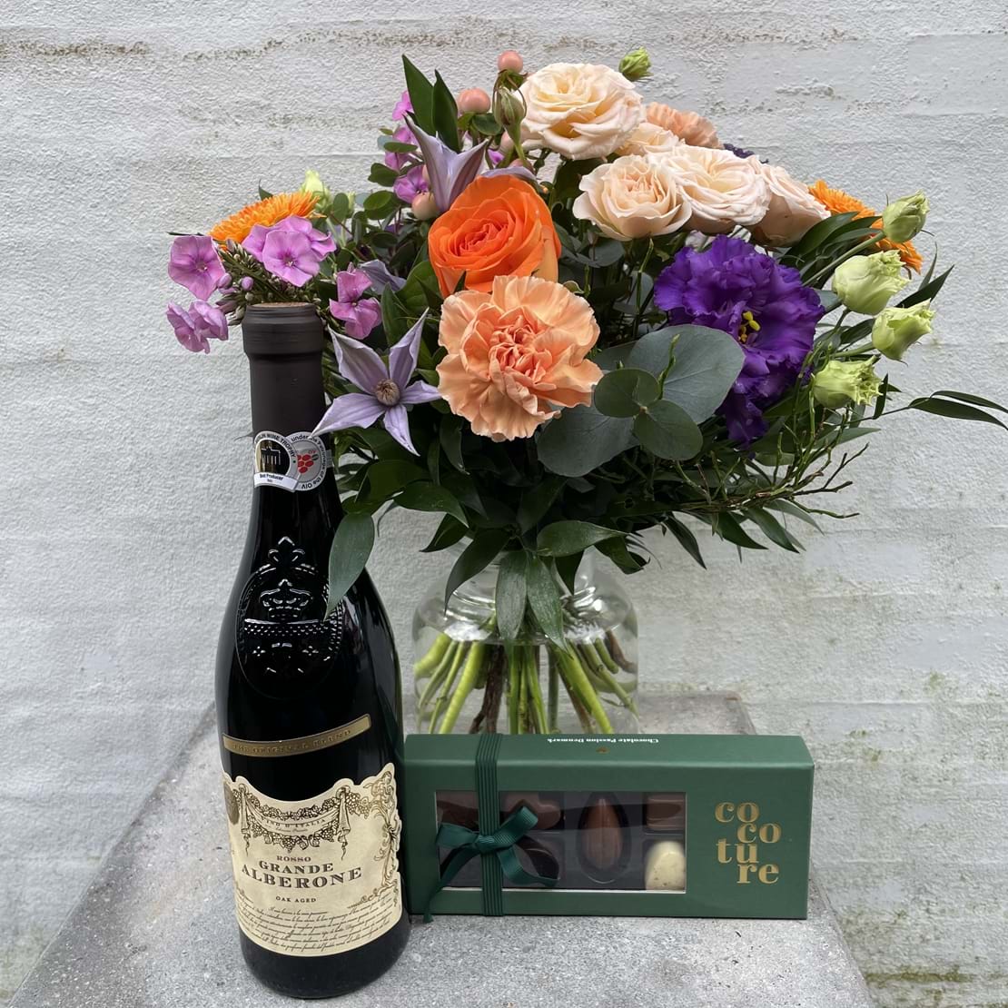 Buket med vin og chokolade